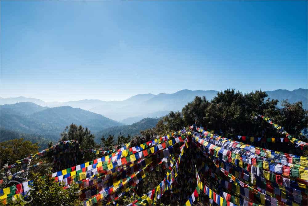 An image overlooking mountains with hazy clouds